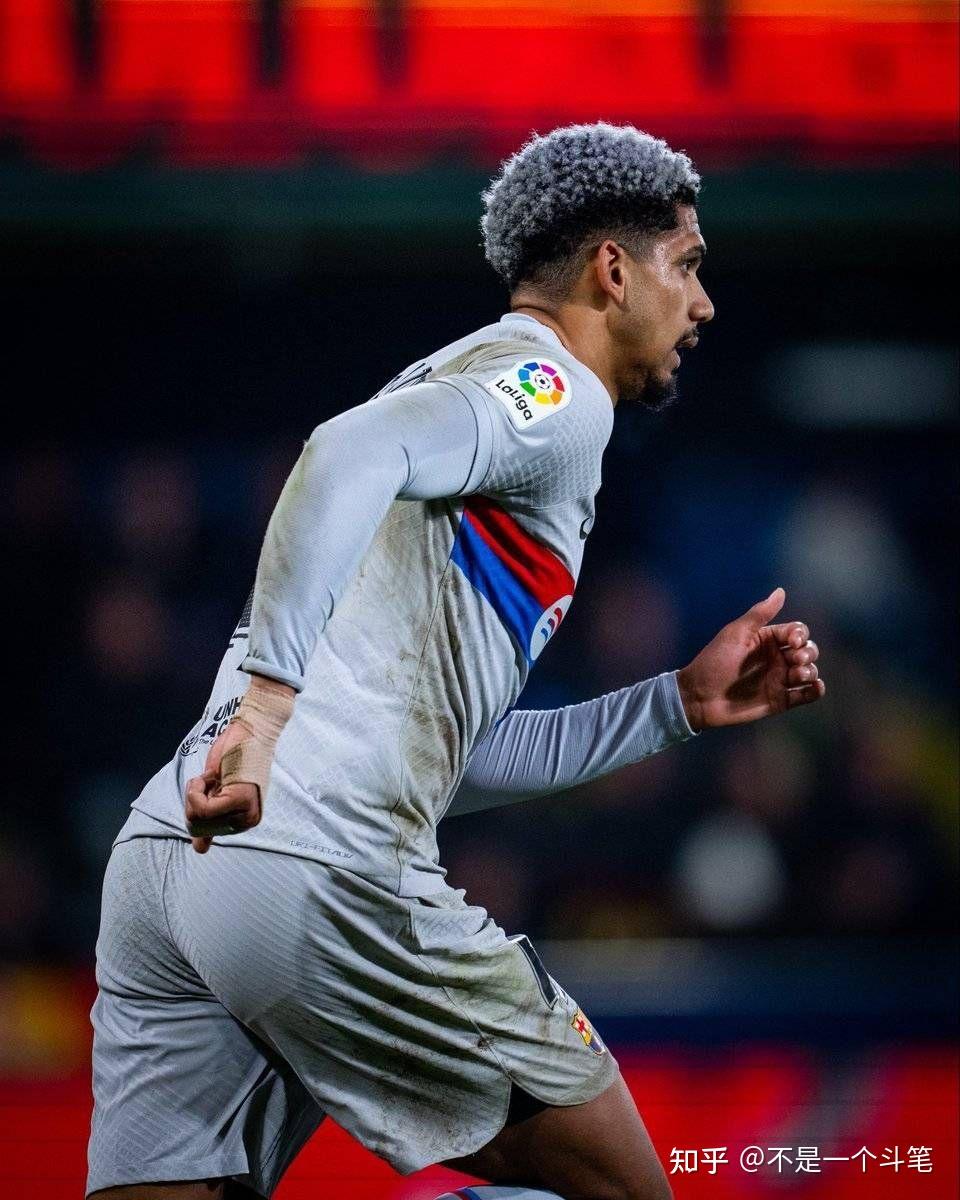 关于今晨比利亚雷亚尔调整名单以备足总杯，主帅复盘环节打磨，更衣室稳定，赛季目标并未改变的信息